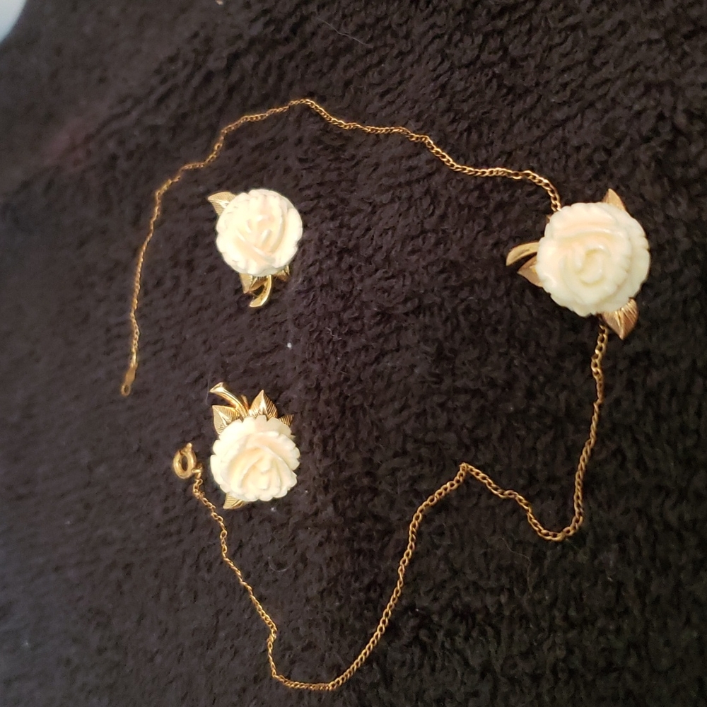 Vintage white rose necklace with earrings.